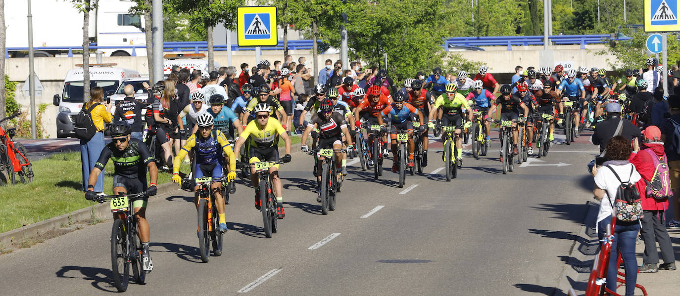 Fotos: Así ha sido la salida de la primera etapa de La Rioja Bike Race