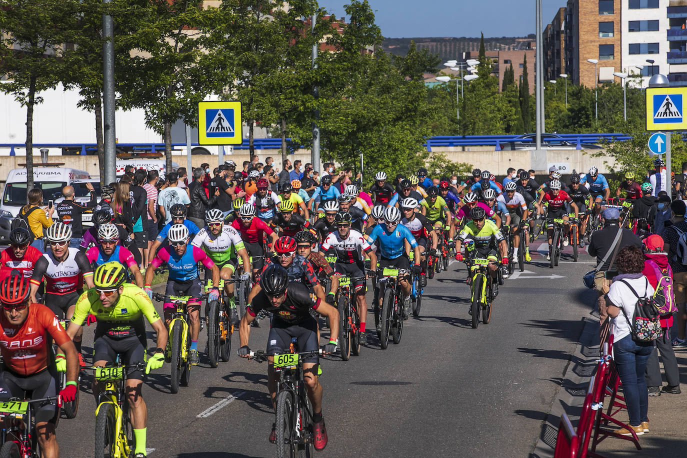 Fotos: Así ha sido la salida de la primera etapa de La Rioja Bike Race