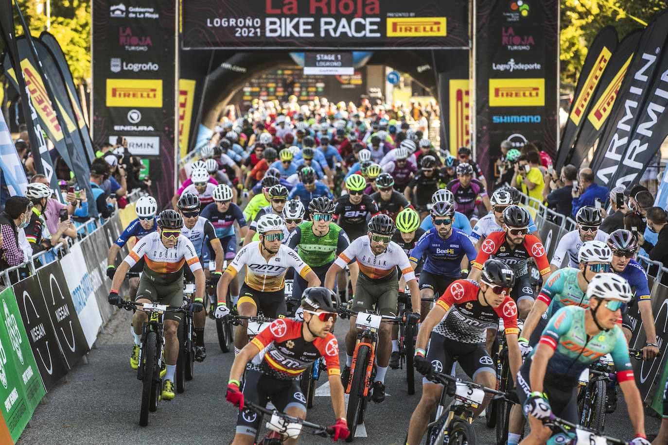 Fotos: Así ha sido la salida de la primera etapa de La Rioja Bike Race