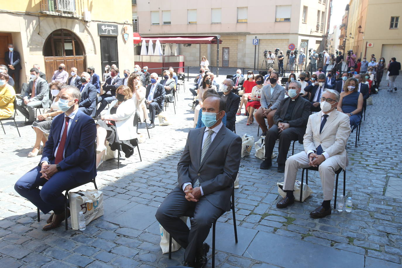 El Gobierno de La Rioja, junto al de Galicia, Aragón, Navarra y Castilla y León, unidos por el Camino de Santiago, convocados por los municipios del Camino, firman en Logroño una Declaración de Cooperación Interregional. 