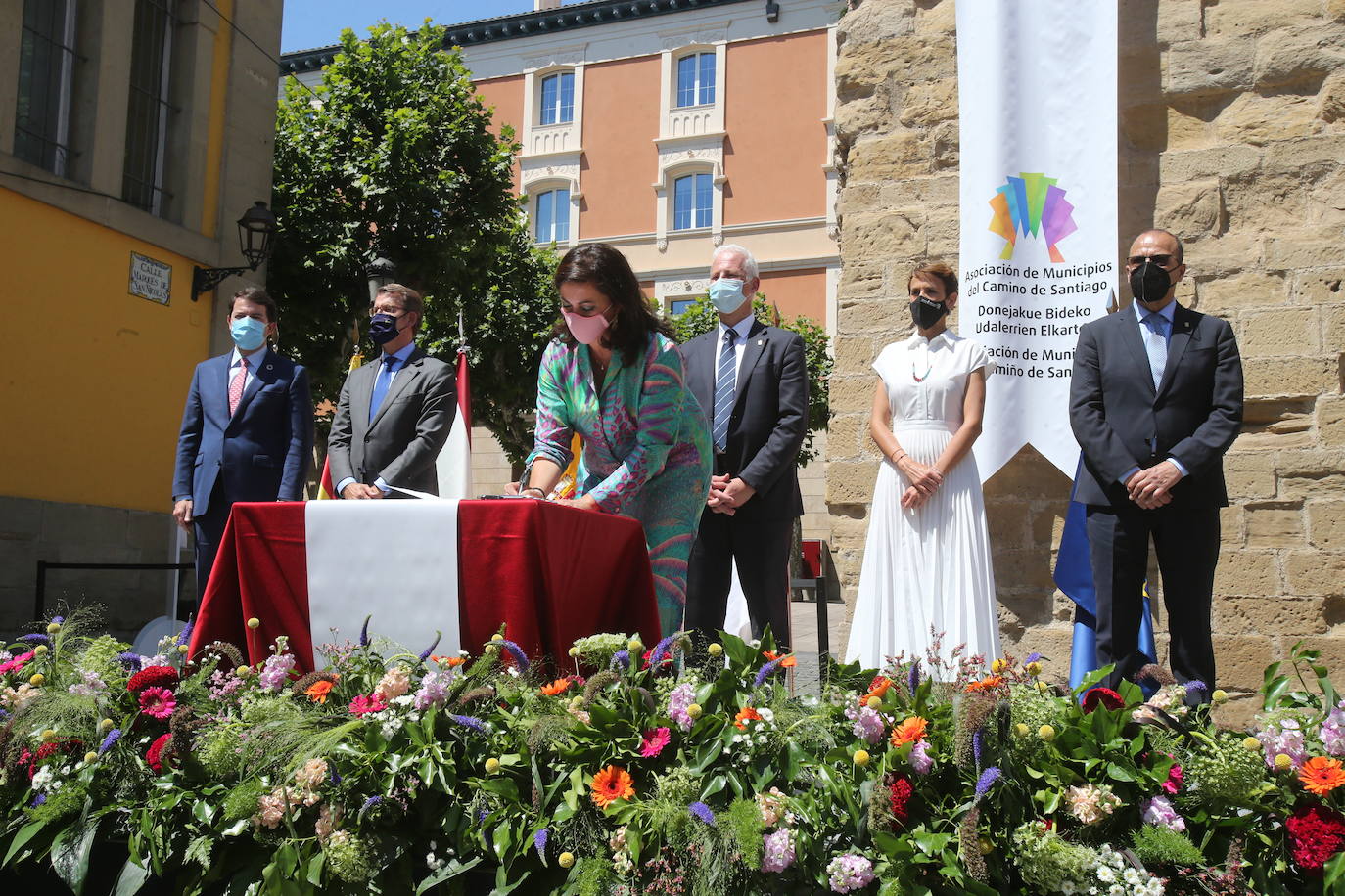 El Gobierno de La Rioja, junto al de Galicia, Aragón, Navarra y Castilla y León, unidos por el Camino de Santiago, convocados por los municipios del Camino, firman en Logroño una Declaración de Cooperación Interregional. 