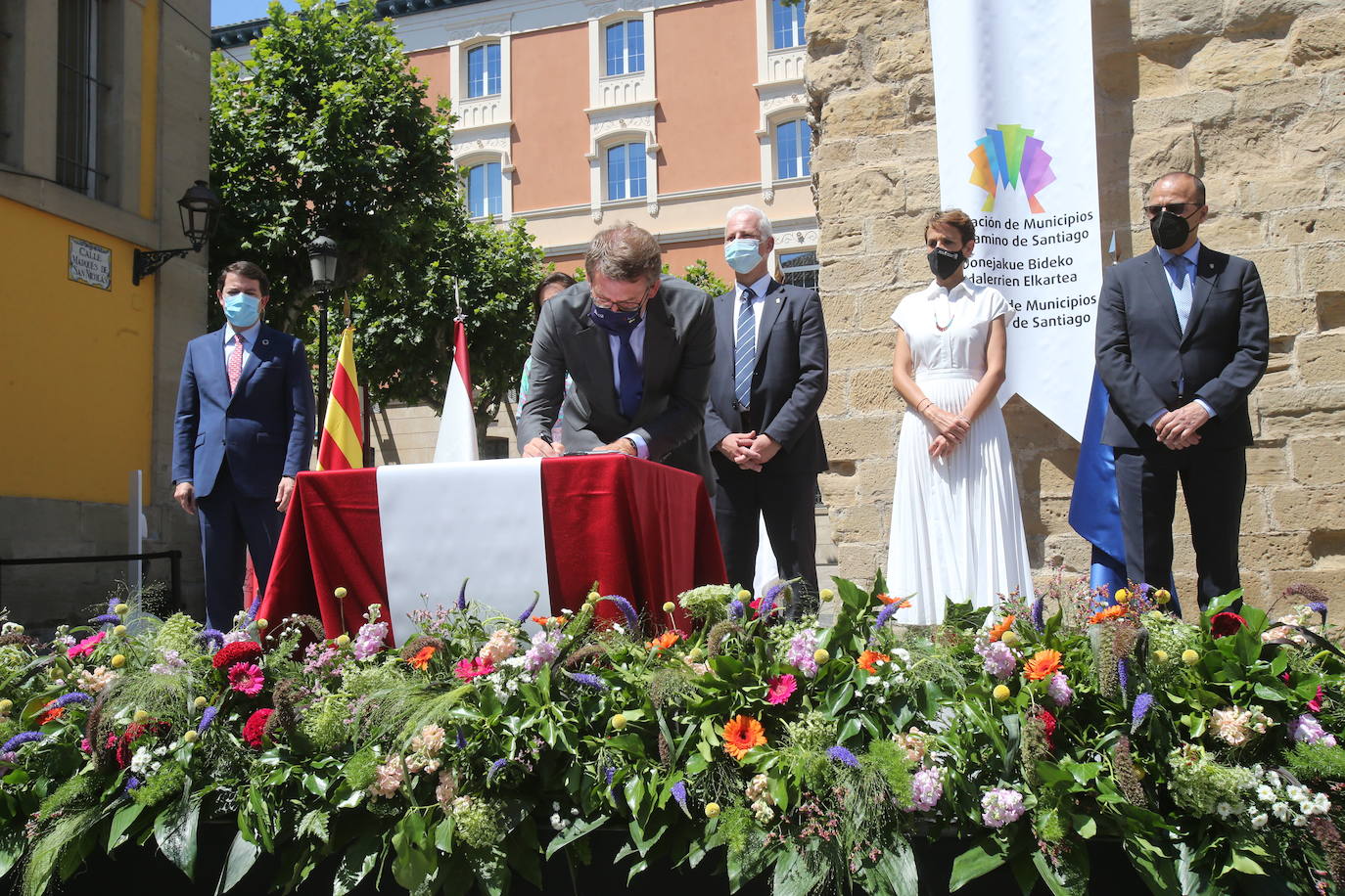 El Gobierno de La Rioja, junto al de Galicia, Aragón, Navarra y Castilla y León, unidos por el Camino de Santiago, convocados por los municipios del Camino, firman en Logroño una Declaración de Cooperación Interregional. 