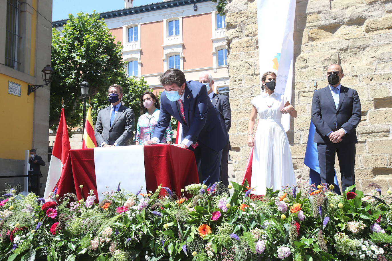 El Gobierno de La Rioja, junto al de Galicia, Aragón, Navarra y Castilla y León, unidos por el Camino de Santiago, convocados por los municipios del Camino, firman en Logroño una Declaración de Cooperación Interregional. 