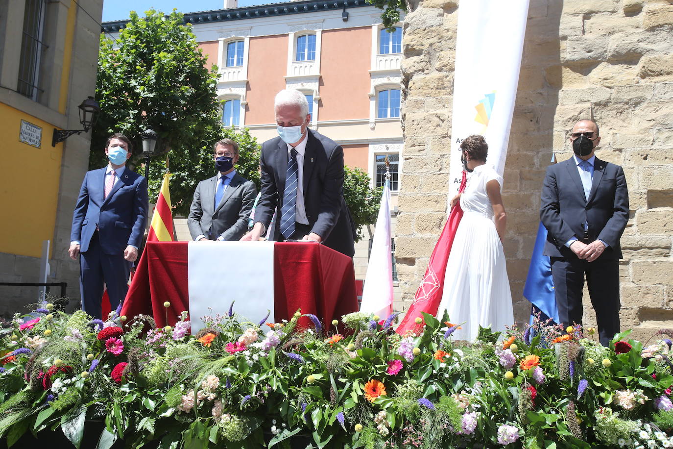 El Gobierno de La Rioja, junto al de Galicia, Aragón, Navarra y Castilla y León, unidos por el Camino de Santiago, convocados por los municipios del Camino, firman en Logroño una Declaración de Cooperación Interregional. 