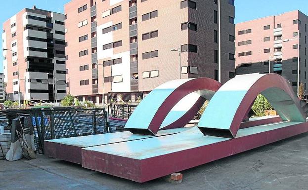 'En tensión'. La escultura retirada hace dos años acabó almacenada. 