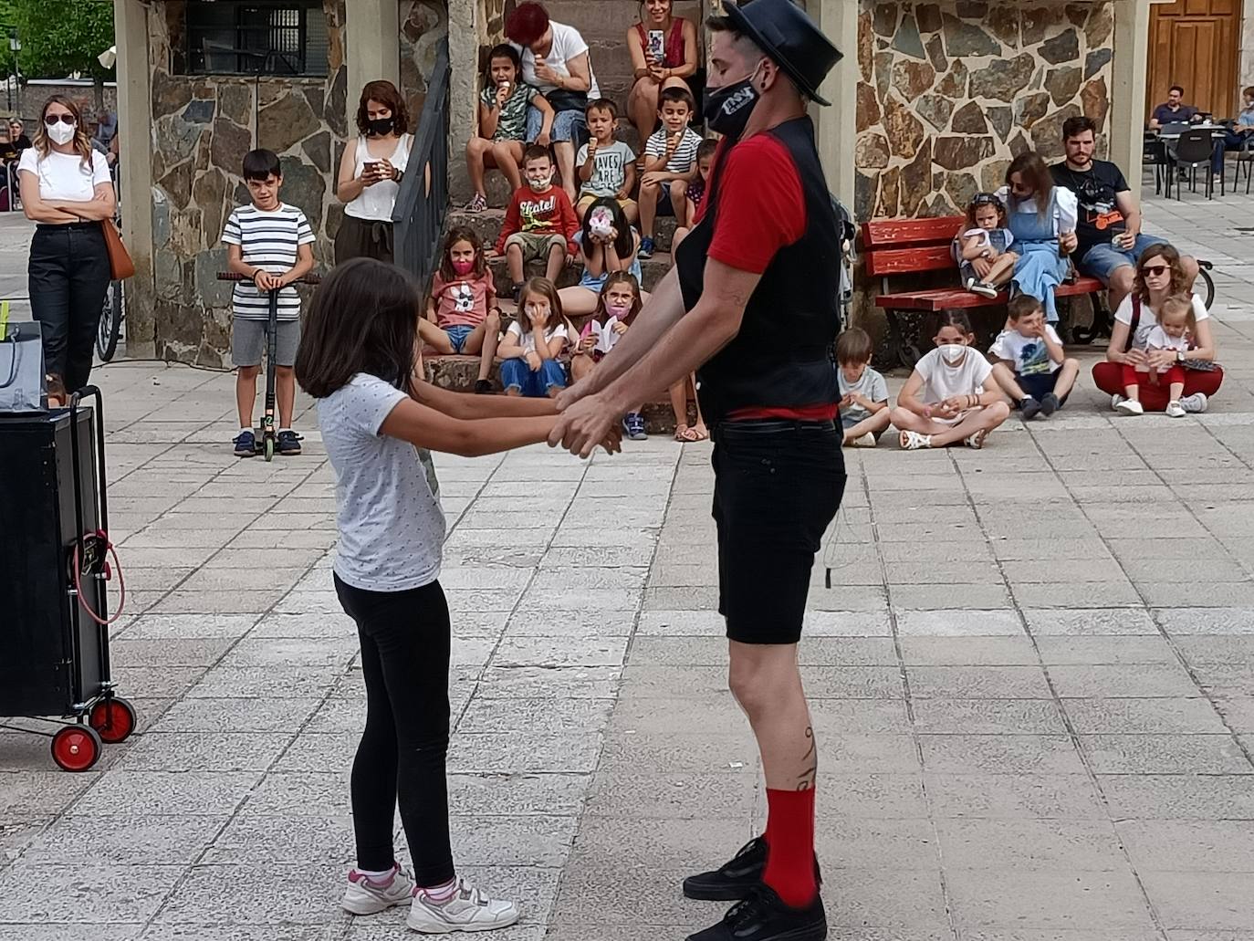 Fotos: Danza, teatro, magia y pasacalles en Canales