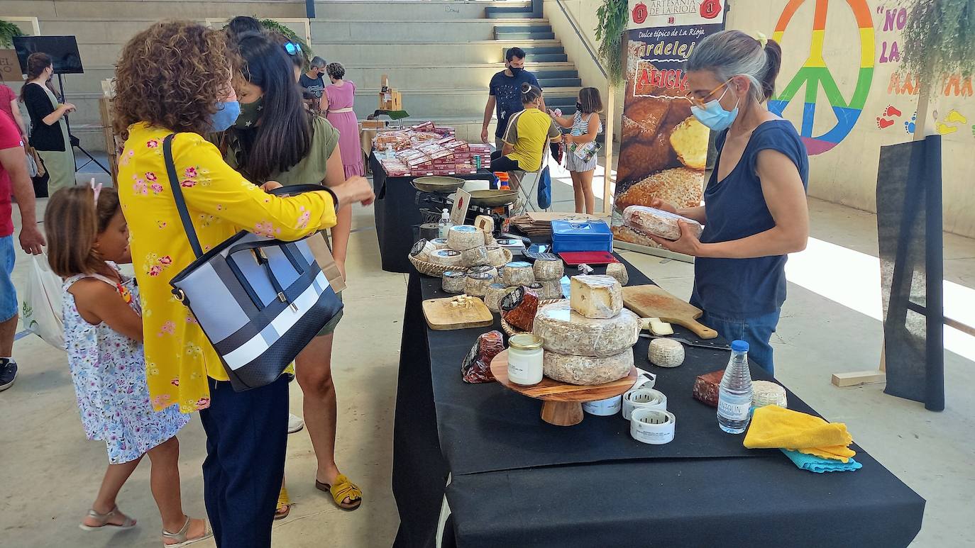 Una veintena de expositores participaron el domingo en el I Mercado Artesano de San Juan, que organizó el Ayuntamiento de Villamediana de Iregua en el patio del CEIP Gonzalo de Berceo.