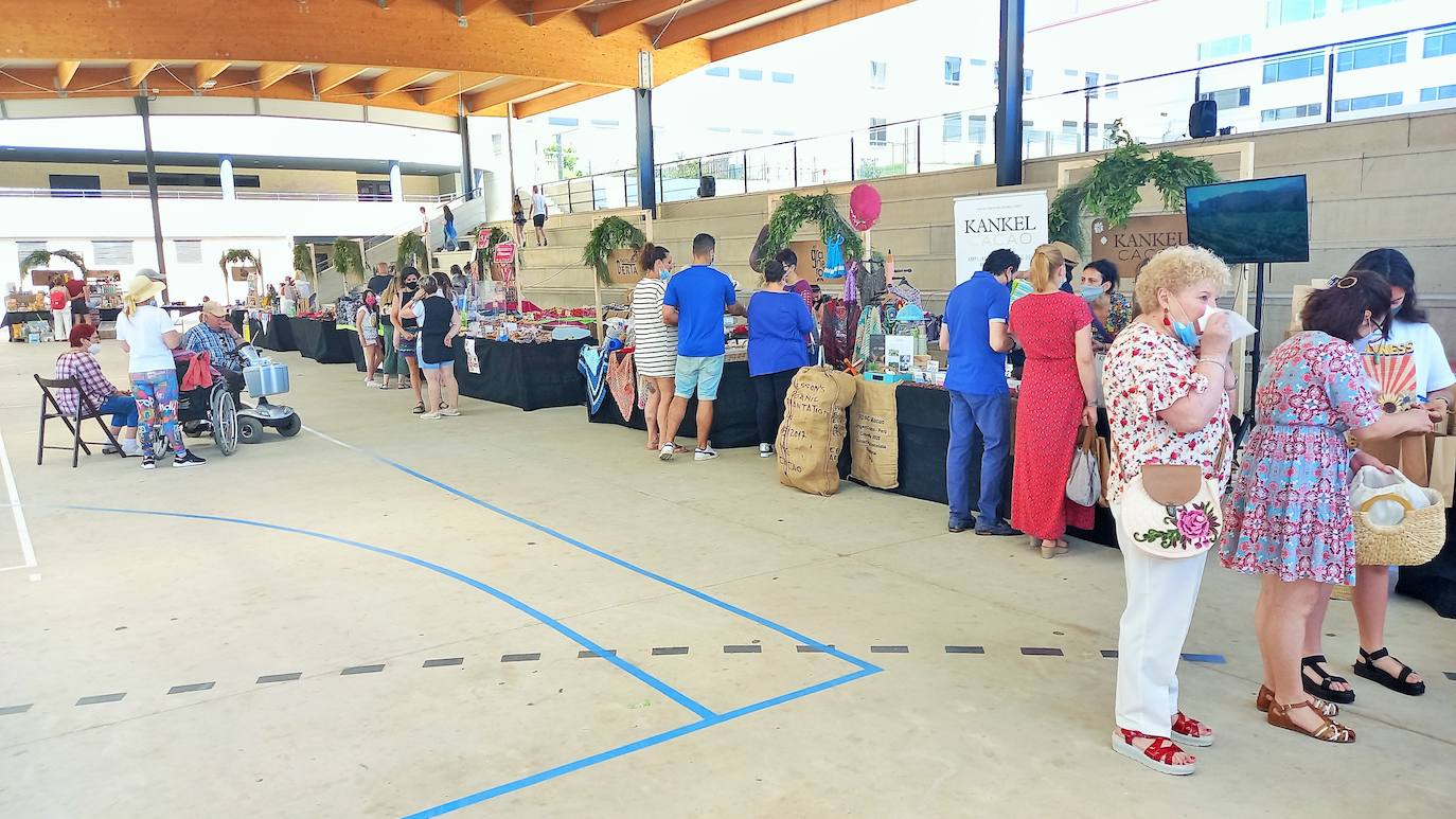 Una veintena de expositores participaron el domingo en el I Mercado Artesano de San Juan, que organizó el Ayuntamiento de Villamediana de Iregua en el patio del CEIP Gonzalo de Berceo.