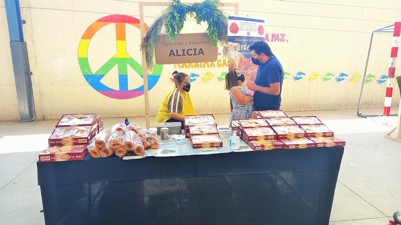 Una veintena de expositores participaron el domingo en el I Mercado Artesano de San Juan, que organizó el Ayuntamiento de Villamediana de Iregua en el patio del CEIP Gonzalo de Berceo.