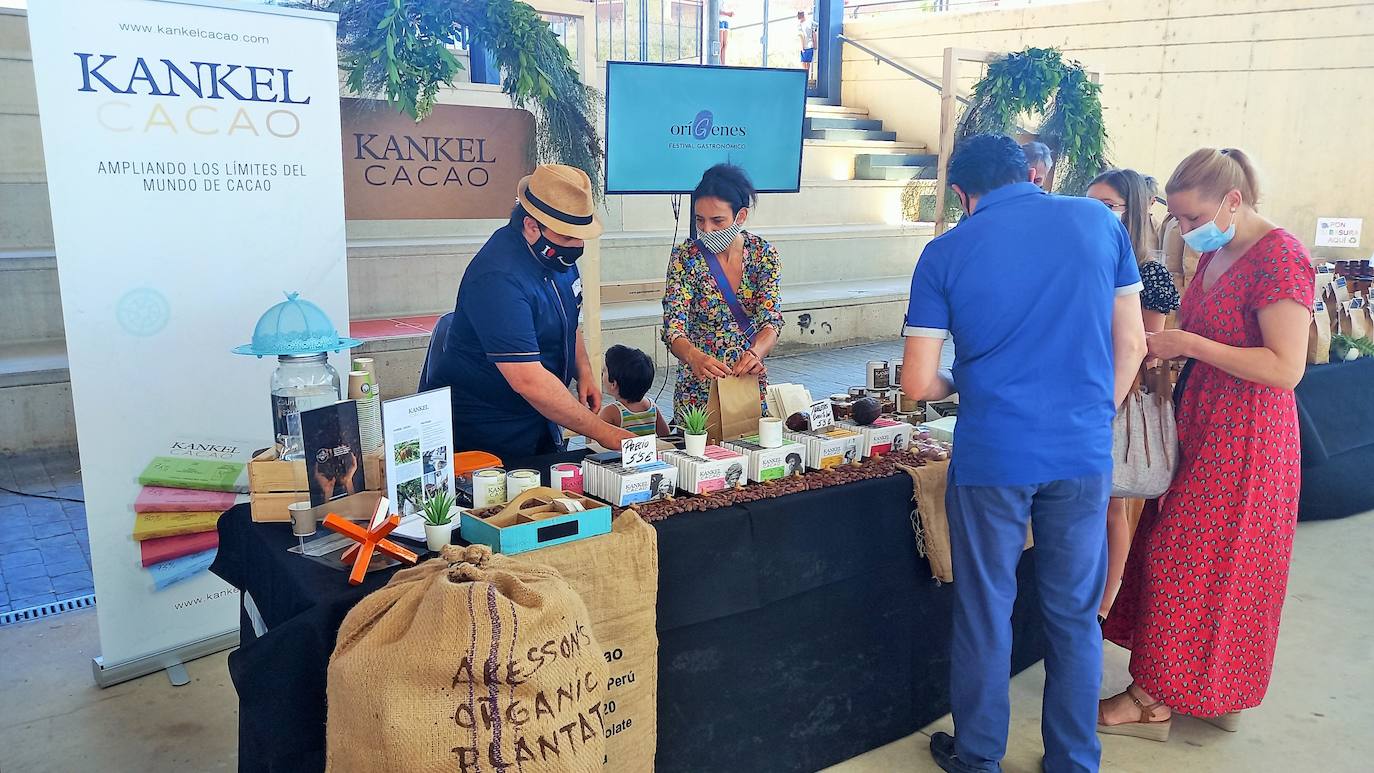 Una veintena de expositores participaron el domingo en el I Mercado Artesano de San Juan, que organizó el Ayuntamiento de Villamediana de Iregua en el patio del CEIP Gonzalo de Berceo.