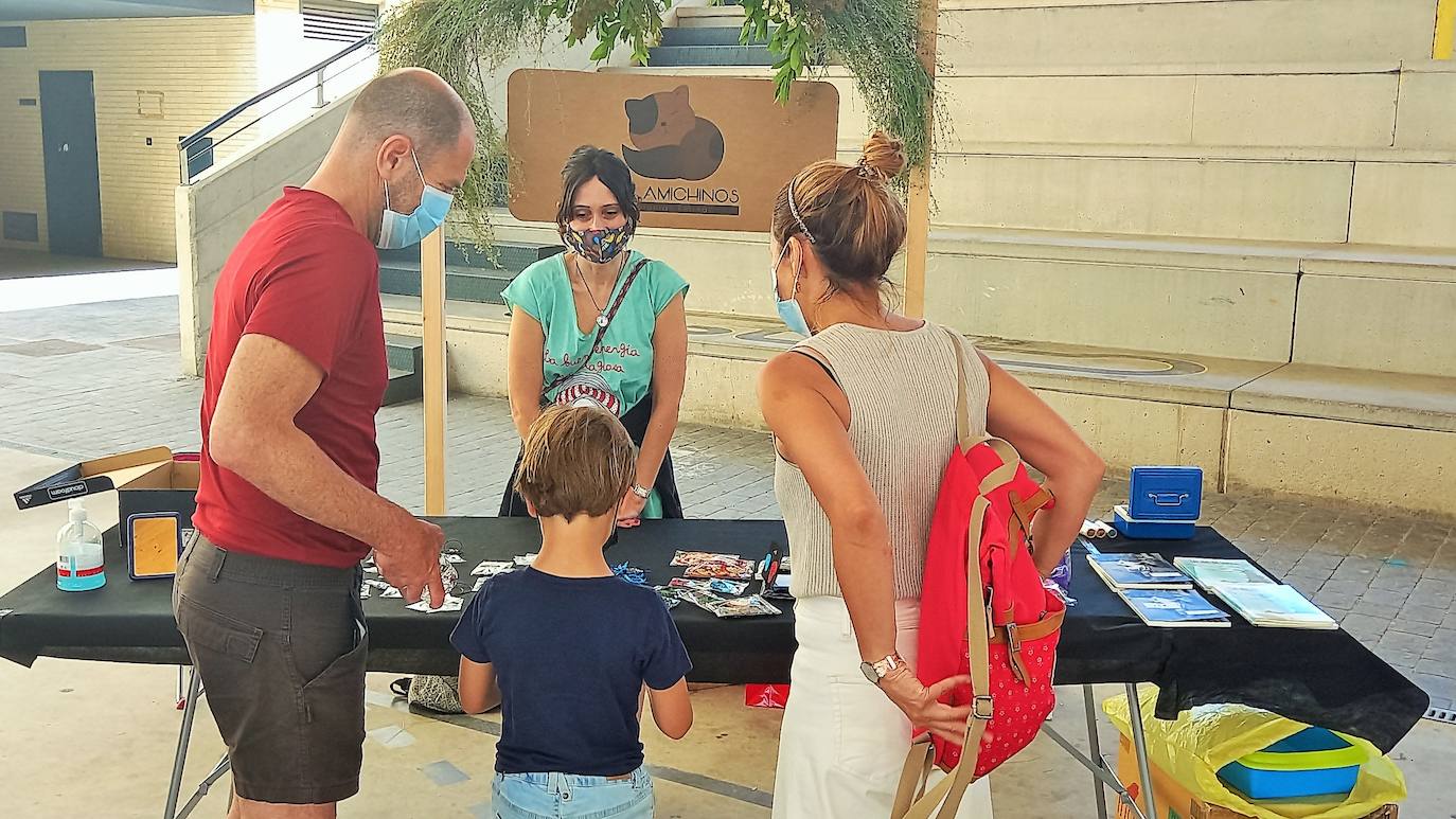 Una veintena de expositores participaron el domingo en el I Mercado Artesano de San Juan, que organizó el Ayuntamiento de Villamediana de Iregua en el patio del CEIP Gonzalo de Berceo.