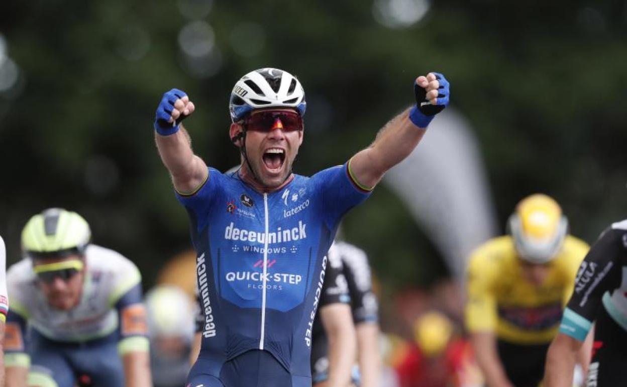 El ciclista británico Mark Cavendish celebra su victoria.