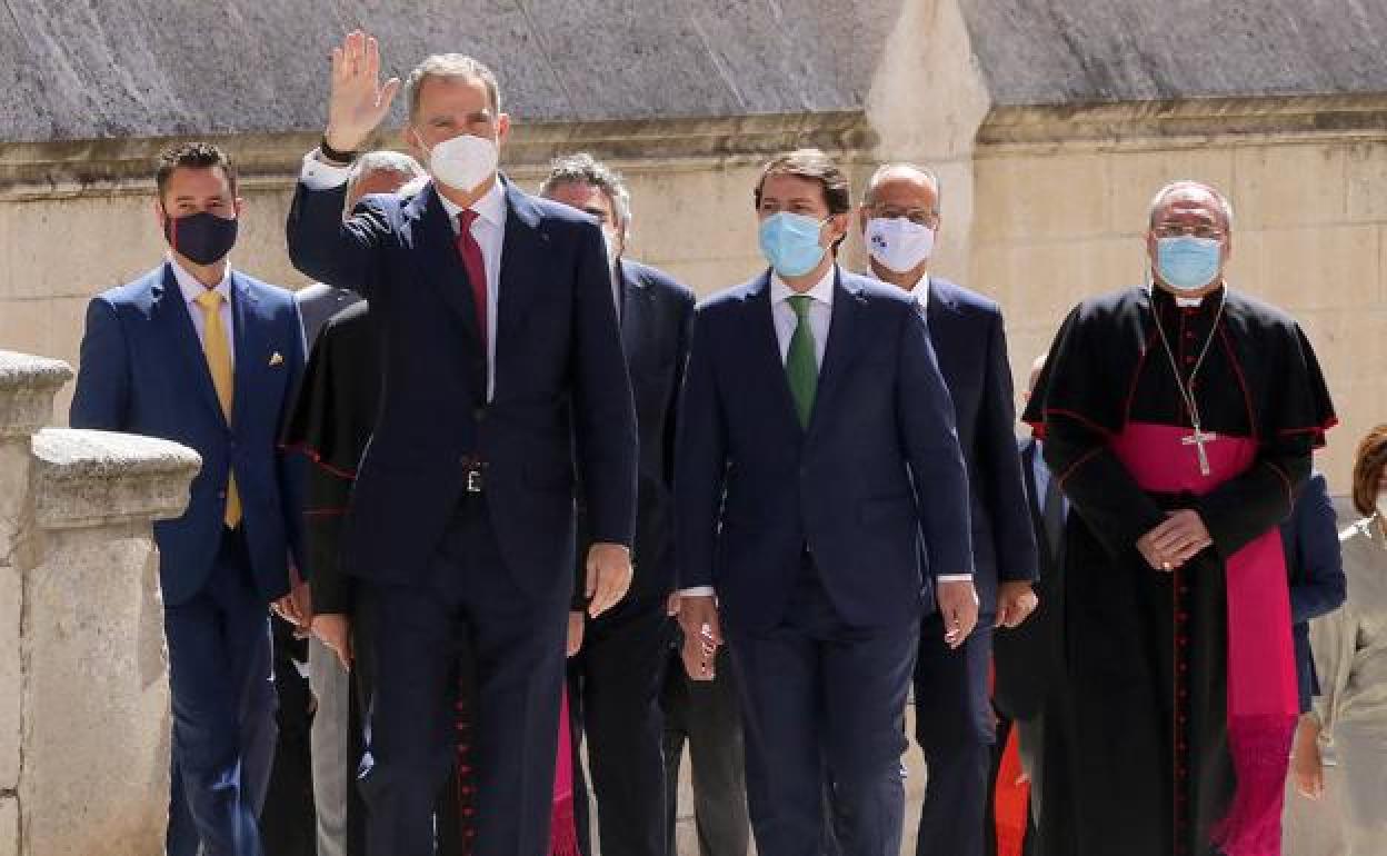 El Rey de España, Felipe VI, junto al presidente de la Junta, Alfonso Fernández Mañueco, el ministro de Cultura, José Manuel Rodríguez Uribes, y el obispo de Burgos, Mario Iceta, a su llegada a la exposición 'Lux' de las Edades del Hombre en la catedral de Burgos.