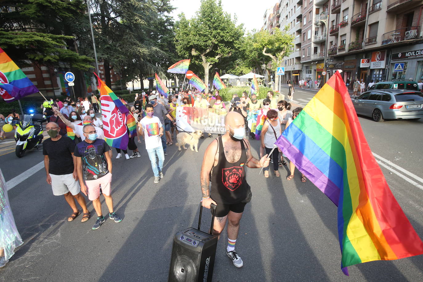 Este lunes se ponía punto y final a una semana de actividades coordinadas por Marea Arcoíris, en Logroño, y por distintos colectivos, en el resto de La Rioja. El acto más multitudinario tuvo lugar en El Espolón, donde más de un millar de personas se reunieron bajo el lema 'Lucha por tu orgullo, ni un paso atrás'. 