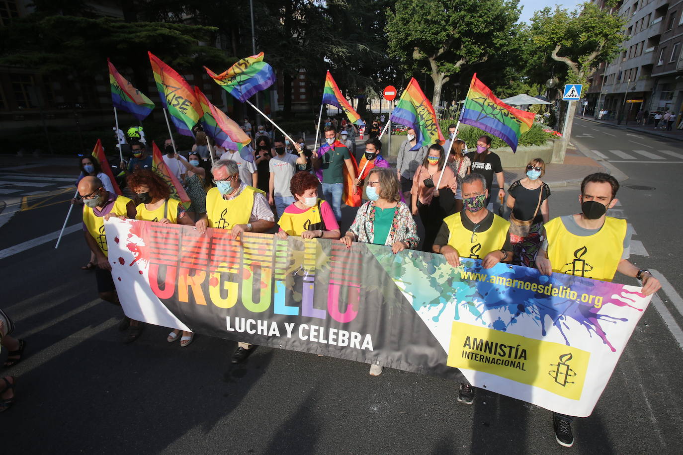 Este lunes se ponía punto y final a una semana de actividades coordinadas por Marea Arcoíris, en Logroño, y por distintos colectivos, en el resto de La Rioja. El acto más multitudinario tuvo lugar en El Espolón, donde más de un millar de personas se reunieron bajo el lema 'Lucha por tu orgullo, ni un paso atrás'. 