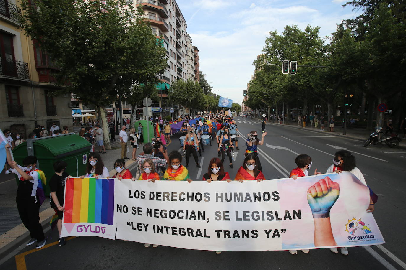 Este lunes se ponía punto y final a una semana de actividades coordinadas por Marea Arcoíris, en Logroño, y por distintos colectivos, en el resto de La Rioja. El acto más multitudinario tuvo lugar en El Espolón, donde más de un millar de personas se reunieron bajo el lema 'Lucha por tu orgullo, ni un paso atrás'. 