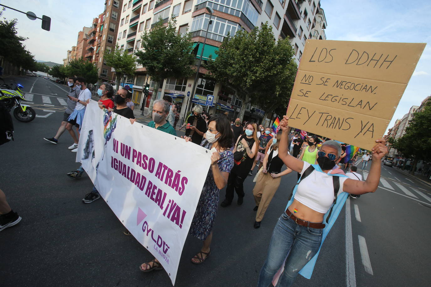 Este lunes se ponía punto y final a una semana de actividades coordinadas por Marea Arcoíris, en Logroño, y por distintos colectivos, en el resto de La Rioja. El acto más multitudinario tuvo lugar en El Espolón, donde más de un millar de personas se reunieron bajo el lema 'Lucha por tu orgullo, ni un paso atrás'. 