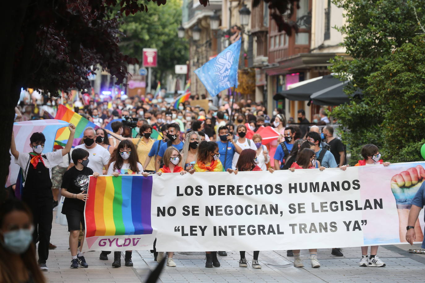 Este lunes se ponía punto y final a una semana de actividades coordinadas por Marea Arcoíris, en Logroño, y por distintos colectivos, en el resto de La Rioja. El acto más multitudinario tuvo lugar en El Espolón, donde más de un millar de personas se reunieron bajo el lema 'Lucha por tu orgullo, ni un paso atrás'. 