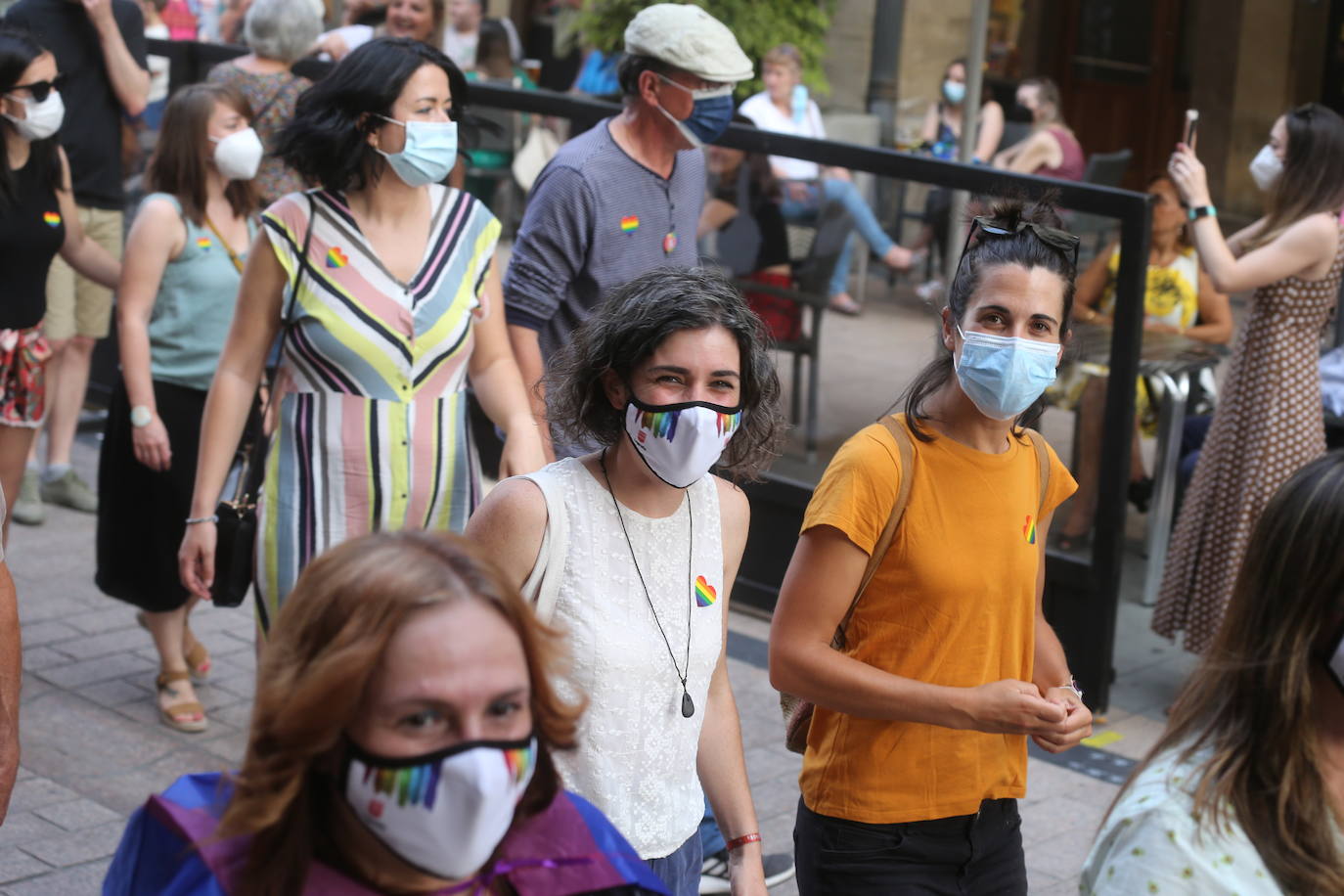 Este lunes se ponía punto y final a una semana de actividades coordinadas por Marea Arcoíris, en Logroño, y por distintos colectivos, en el resto de La Rioja. El acto más multitudinario tuvo lugar en El Espolón, donde más de un millar de personas se reunieron bajo el lema 'Lucha por tu orgullo, ni un paso atrás'. 