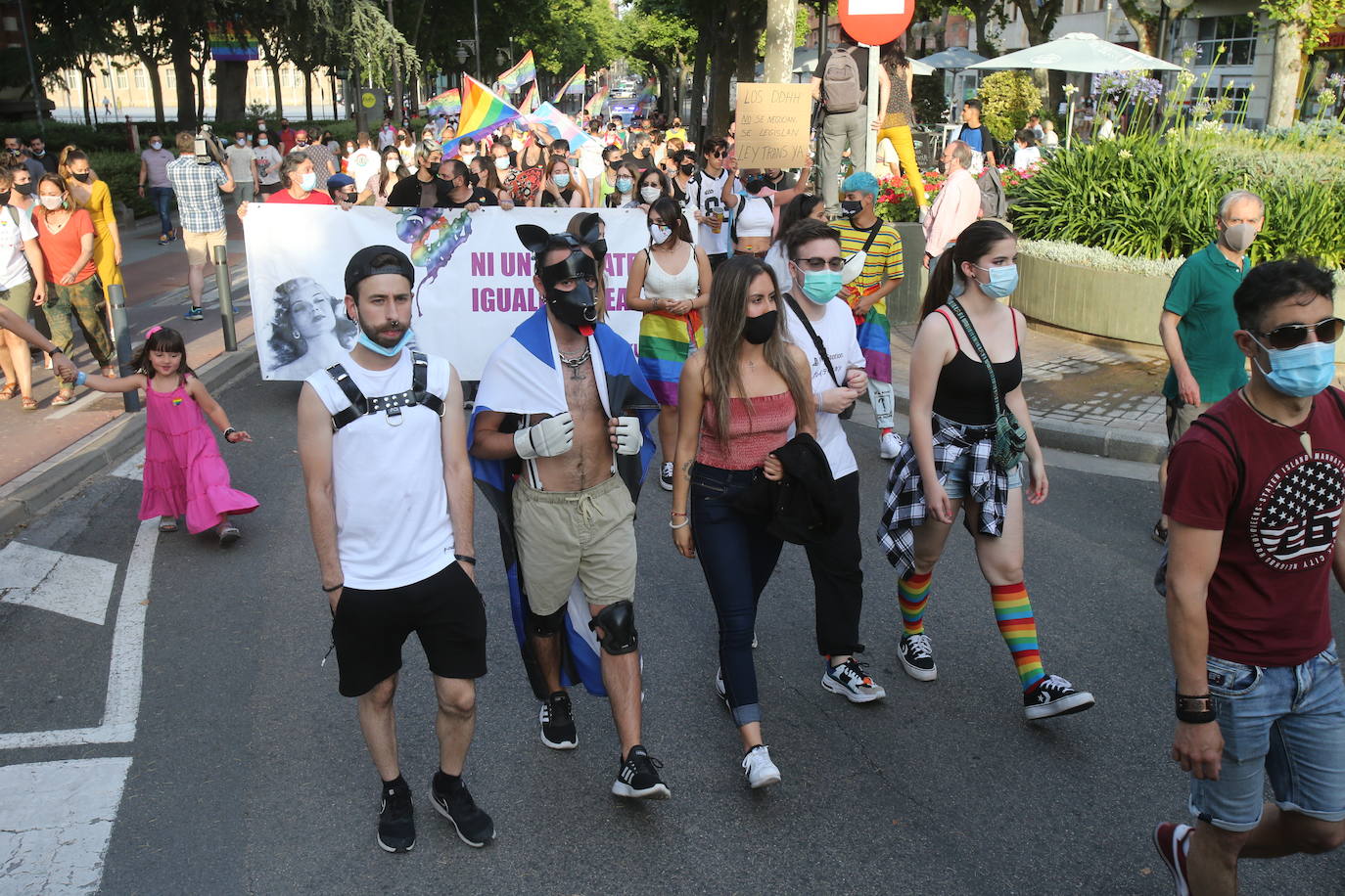 Este lunes se ponía punto y final a una semana de actividades coordinadas por Marea Arcoíris, en Logroño, y por distintos colectivos, en el resto de La Rioja. El acto más multitudinario tuvo lugar en El Espolón, donde más de un millar de personas se reunieron bajo el lema 'Lucha por tu orgullo, ni un paso atrás'. 