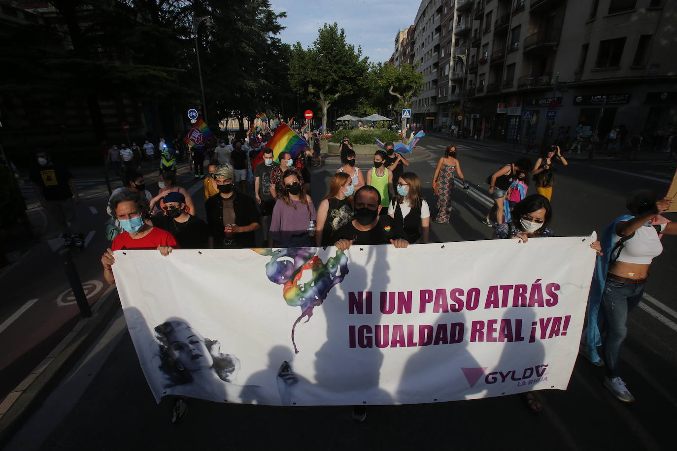 Este lunes se ponía punto y final a una semana de actividades coordinadas por Marea Arcoíris, en Logroño, y por distintos colectivos, en el resto de La Rioja. El acto más multitudinario tuvo lugar en El Espolón, donde más de un millar de personas se reunieron bajo el lema 'Lucha por tu orgullo, ni un paso atrás'. 