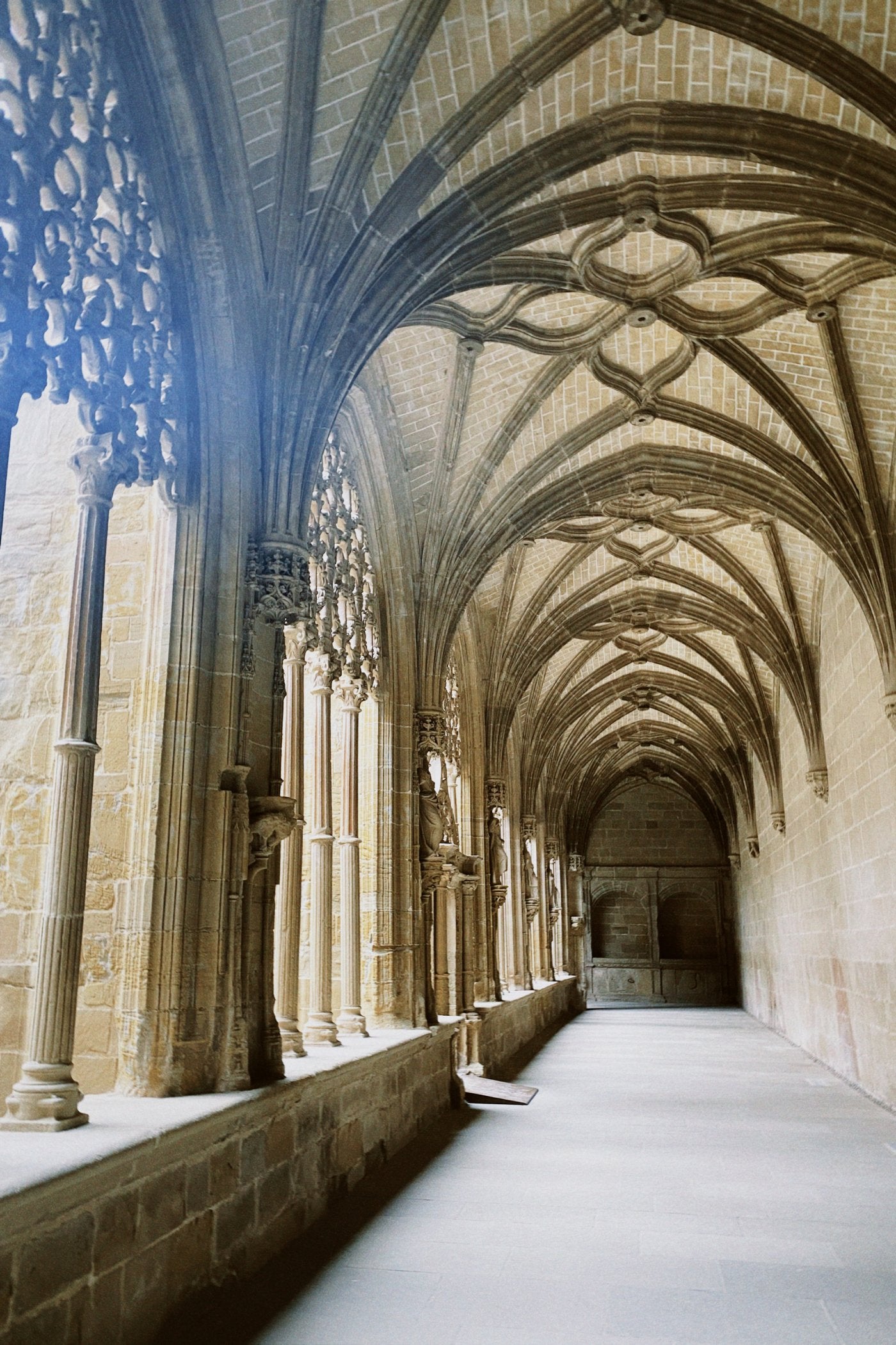 Claustro de los Caballeros en el interior del monasterio de Santa María. 