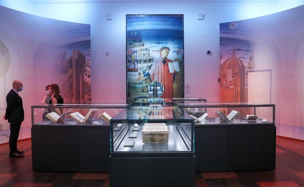 El salón Italiano que acoge la exposición 'Dante Alighieri en la BNE: 700 años entre infierno y paraíso'. .