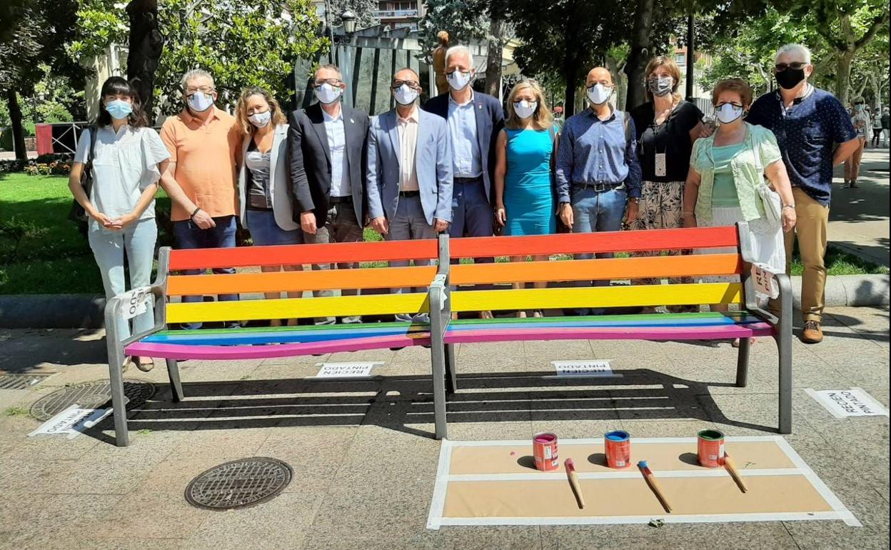 Un banco del Espolón luce los colores del Orgullo LGTBI+