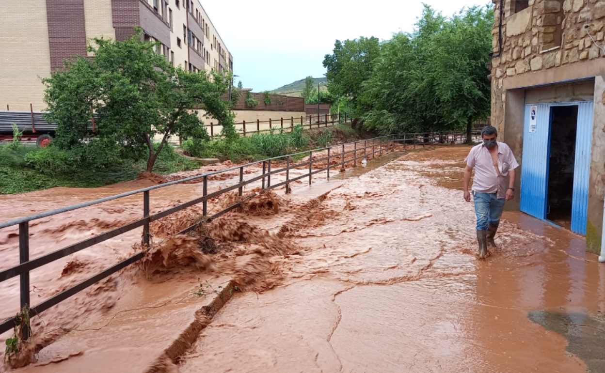 Estado de una calle de Fuenmayor tras las lluvias.