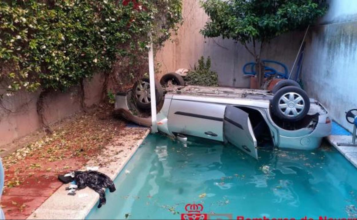 Un coche termina en una piscina particular tras un accidente en San Adrián