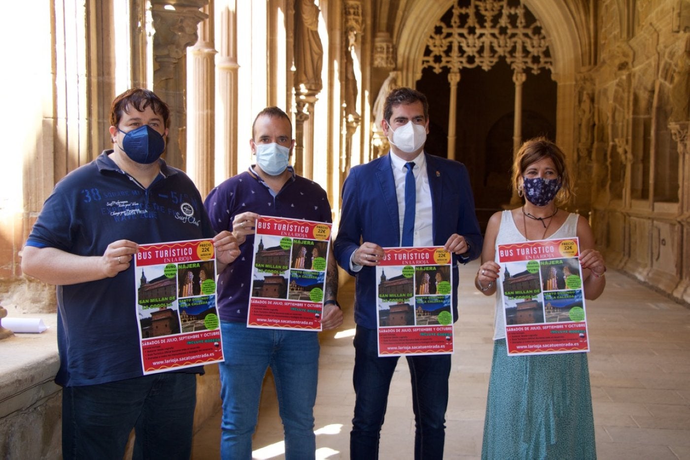 Carlos Barrón, Jonás Olarte, David Mena y Raquel Fernández, con los carteles de presentación de la iniciativa. 