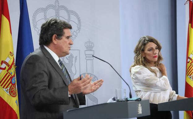 Los ministros Yolanda Díaz y José Luis Escrivá. 