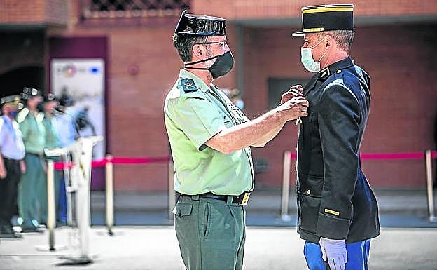 El antiguo jefe de la UAR, José Antonio Iglesias, condecora a un gendarme. 