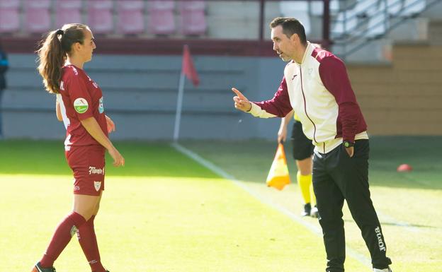 Héctor Blanco da indicaciones a Rebeca Moreno durante un partido en Las Gaunas. 