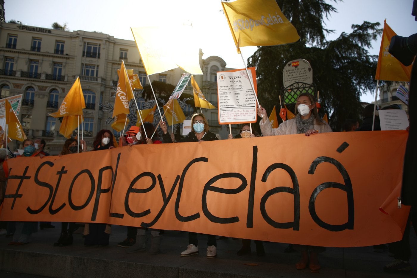 Concentración de colectivos de la educación concertada contra la ley Celaá el día de su aprobación. 