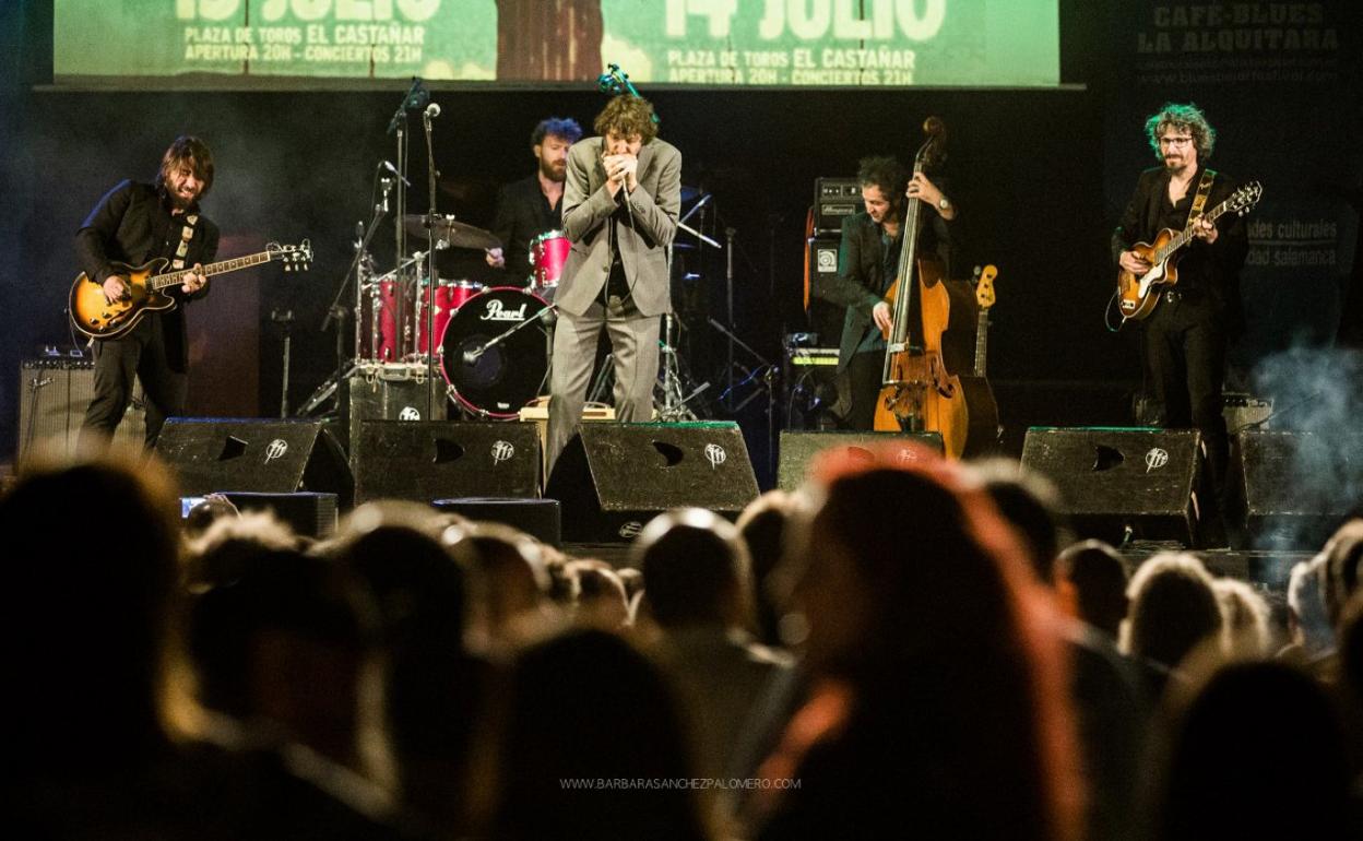 Una actuación del cantante y armonicista Quique Gómez. 