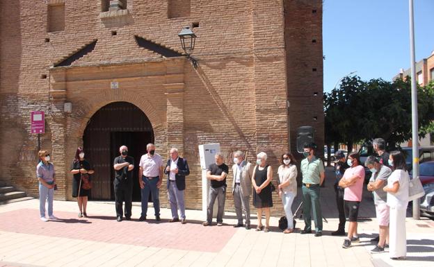 Imagen principal - Alfaro inaugura las tres esculturas homenaje a los fallecidos por el COVID y a los sanitarios