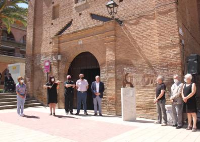 Imagen secundaria 1 - Alfaro inaugura las tres esculturas homenaje a los fallecidos por el COVID y a los sanitarios