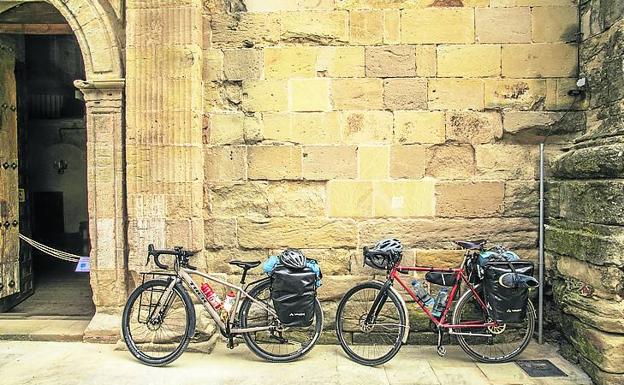 Sobre ruedas, un par de bicicletas descansan en el antepórtico de la impresionante iglesia de la Asunción de Navarrete.