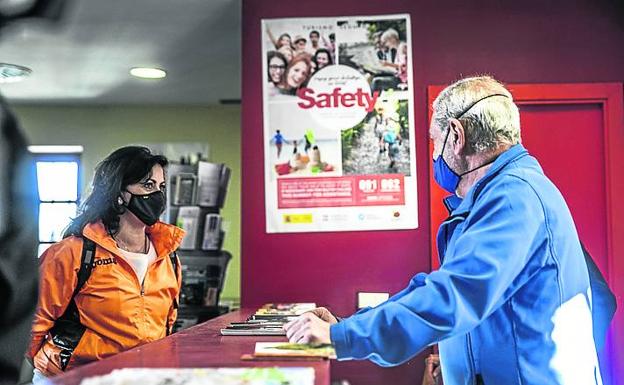 En el fielato de Logroño, el presidente de la Asociación de Amigos del Camino, Juan Cruz Cabrito, conversa con Andreu antes de sellar su credencial.