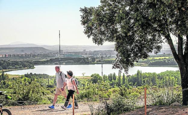 La Grajera. Logroño despide en la distancia a los caminantes, que ascienden hacia el alto de La Grajera.