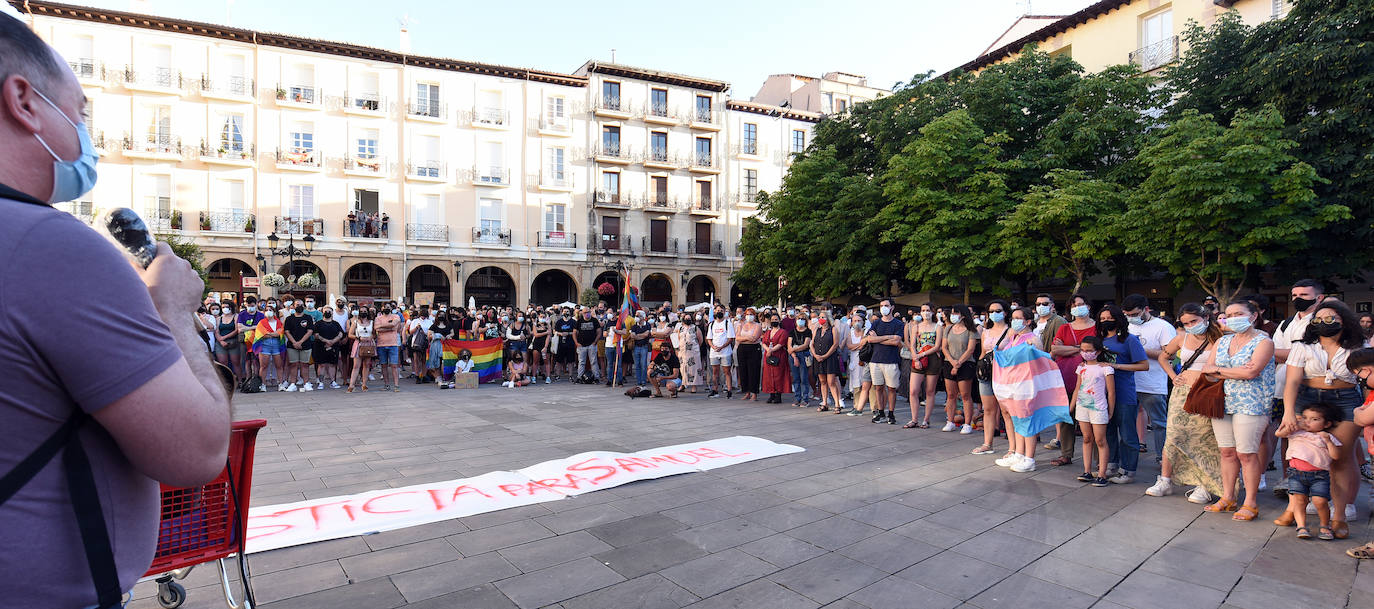 La concentración fue un homenaje al joven y una muestra de rechazo al «odio a las personas LGTBI» y contra cualquier fobia