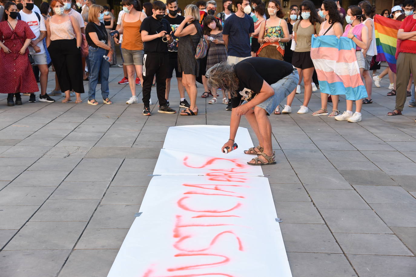 La concentración fue un homenaje al joven y una muestra de rechazo al «odio a las personas LGTBI» y contra cualquier fobia