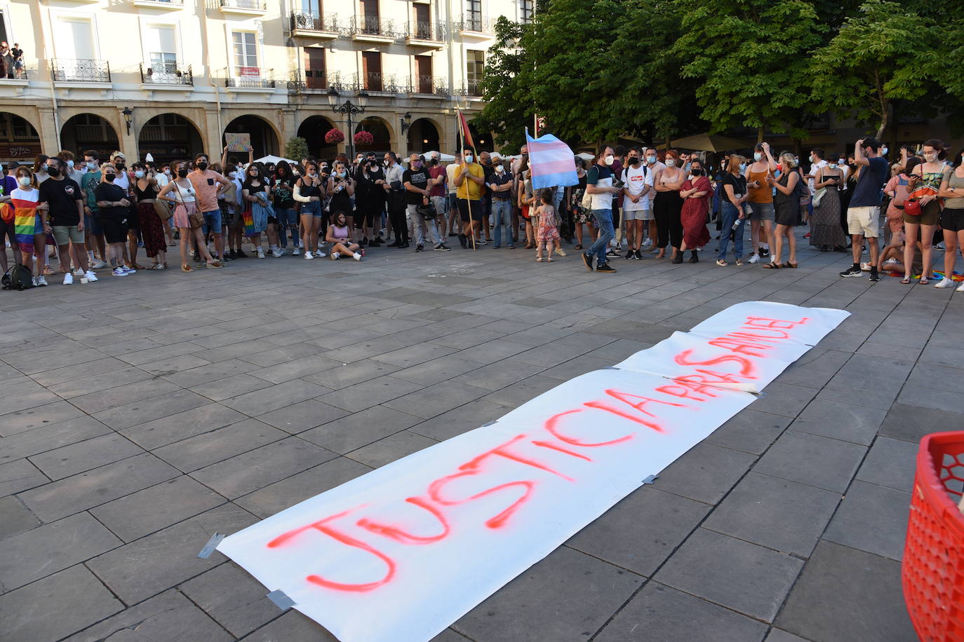 La concentración fue un homenaje al joven y una muestra de rechazo al «odio a las personas LGTBI» y contra cualquier fobia