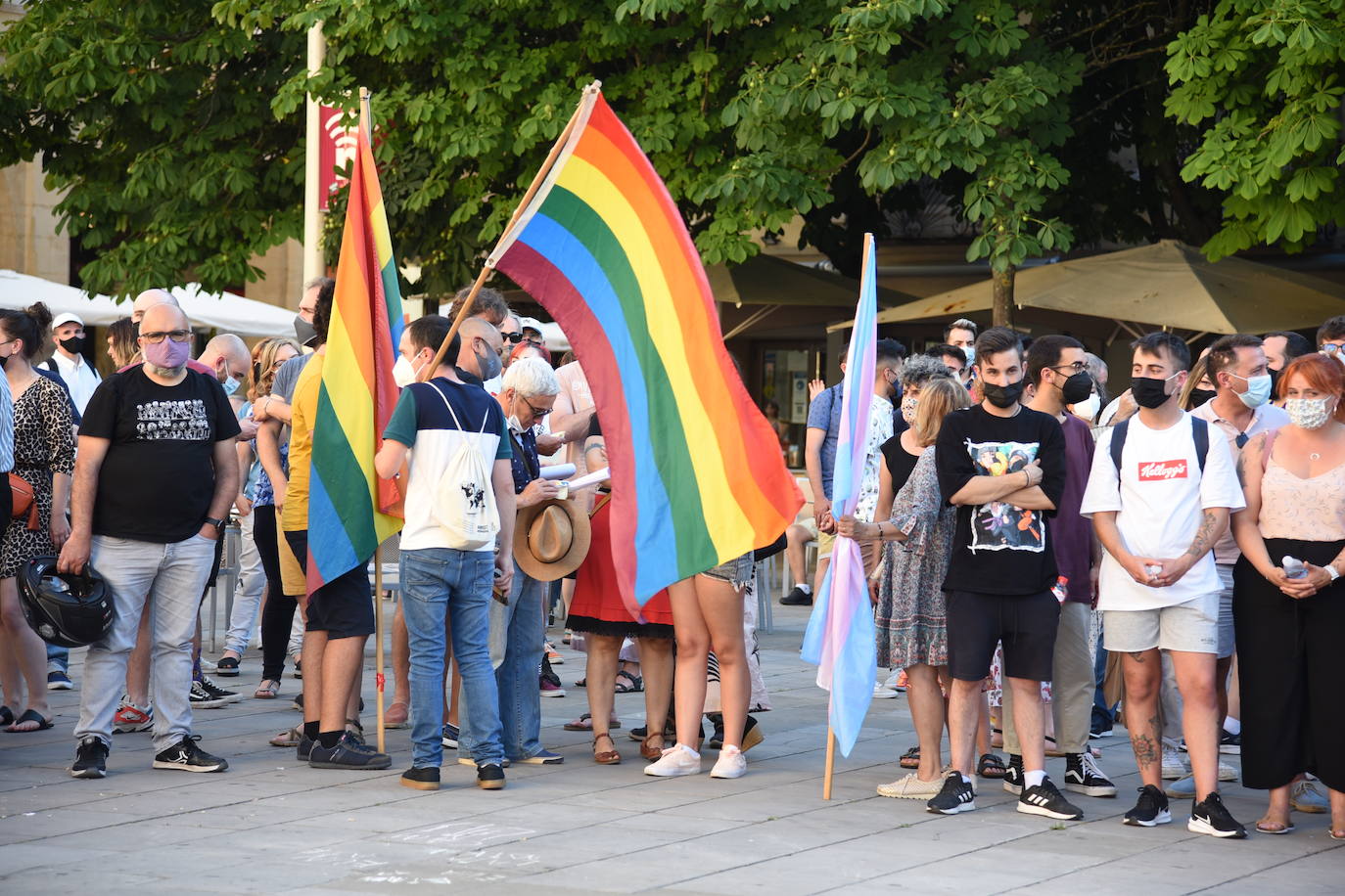 La concentración fue un homenaje al joven y una muestra de rechazo al «odio a las personas LGTBI» y contra cualquier fobia