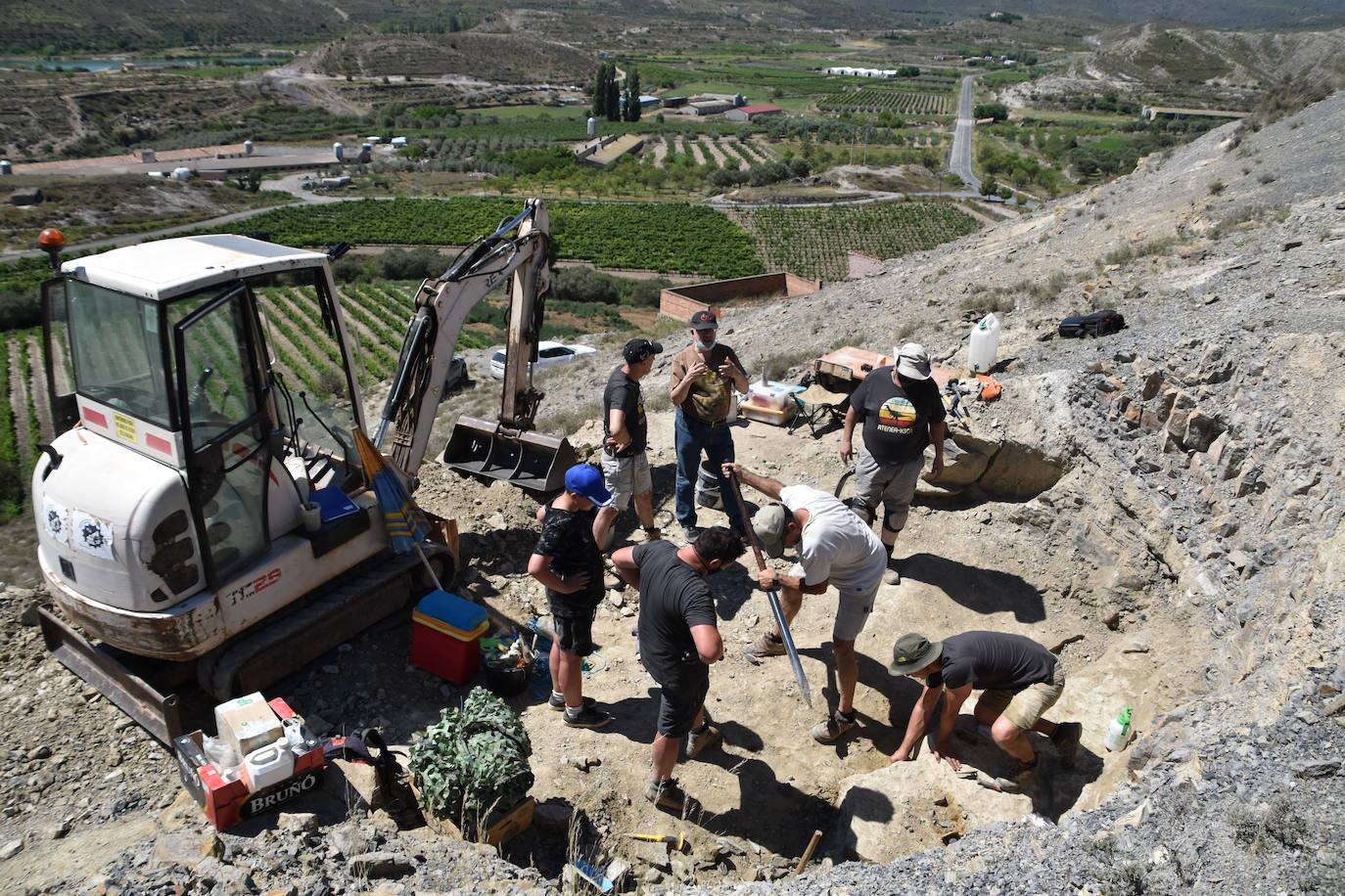 Los responsables del Museo de Dinosaurios de Salas de los Infantes visitaron ayer el yacimiento y el Centro de Interpretación Paleontológica de La Rioja de Igea