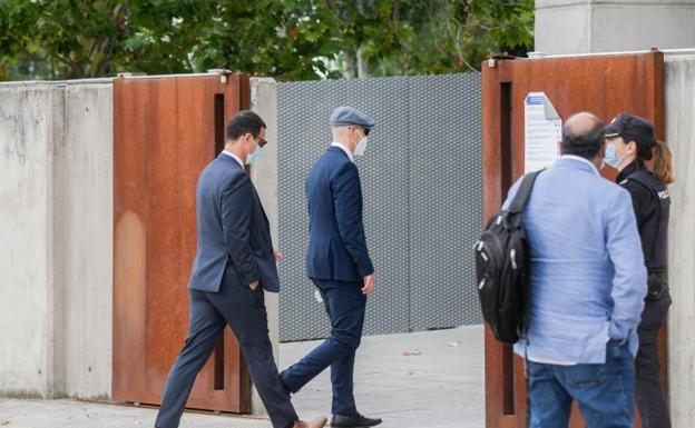 Los mossos Carlos de Pedro y Xavier Goicoechea a su llegada a la Audiencia Nacional. 