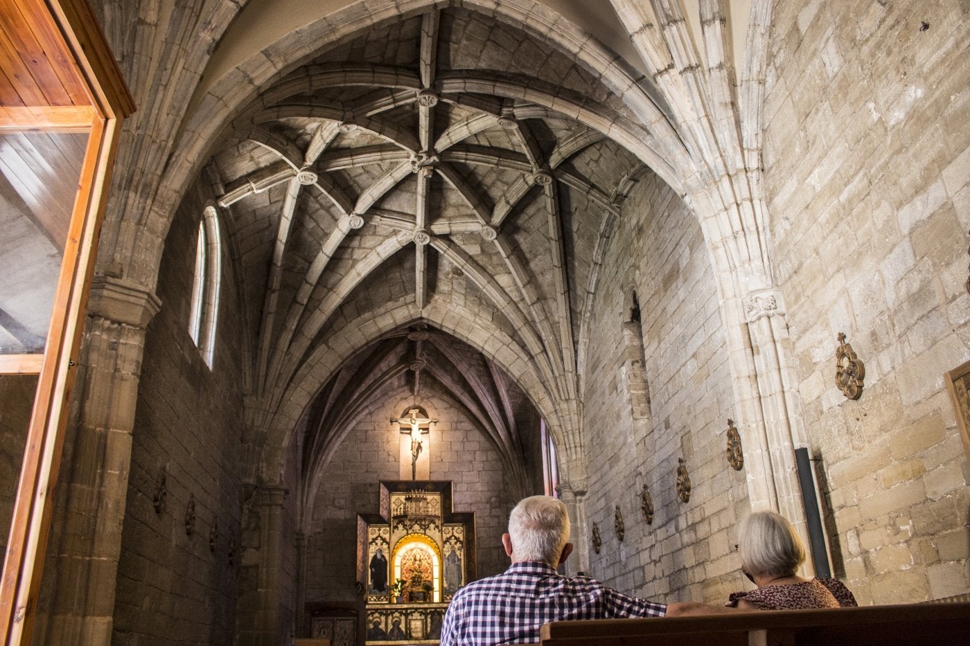 Una pareja de turistas, en el interior de la ermita de la Plaza. 