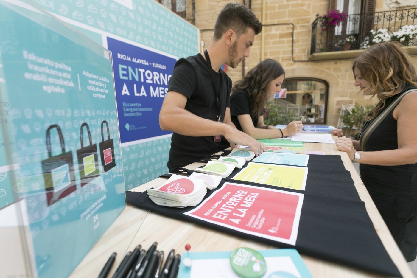 Una mujer solicita información en uno de los puestos del evento 'Entorno a la Mesa' de 2019. 