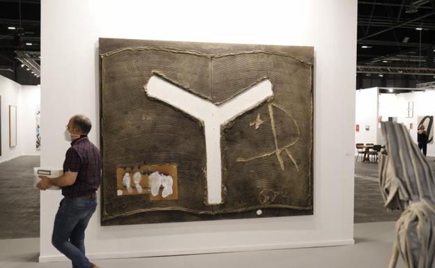 La obra griega de Antoni Tàpies en una de las salas perteneciente al Festival Internacional de Arte Contemporáneo, ARCO, a 6 de julio de 2021, en Madrid, (España) 